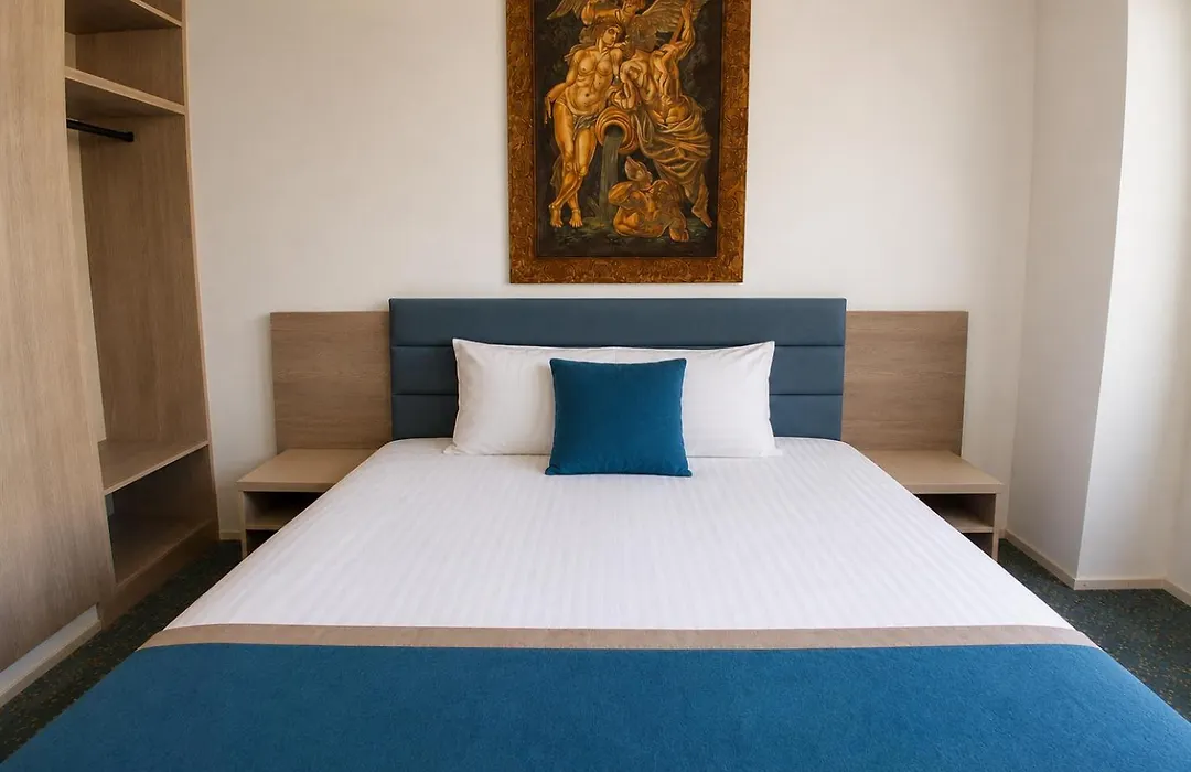 Central Plaza Hotel---Free Parking-1